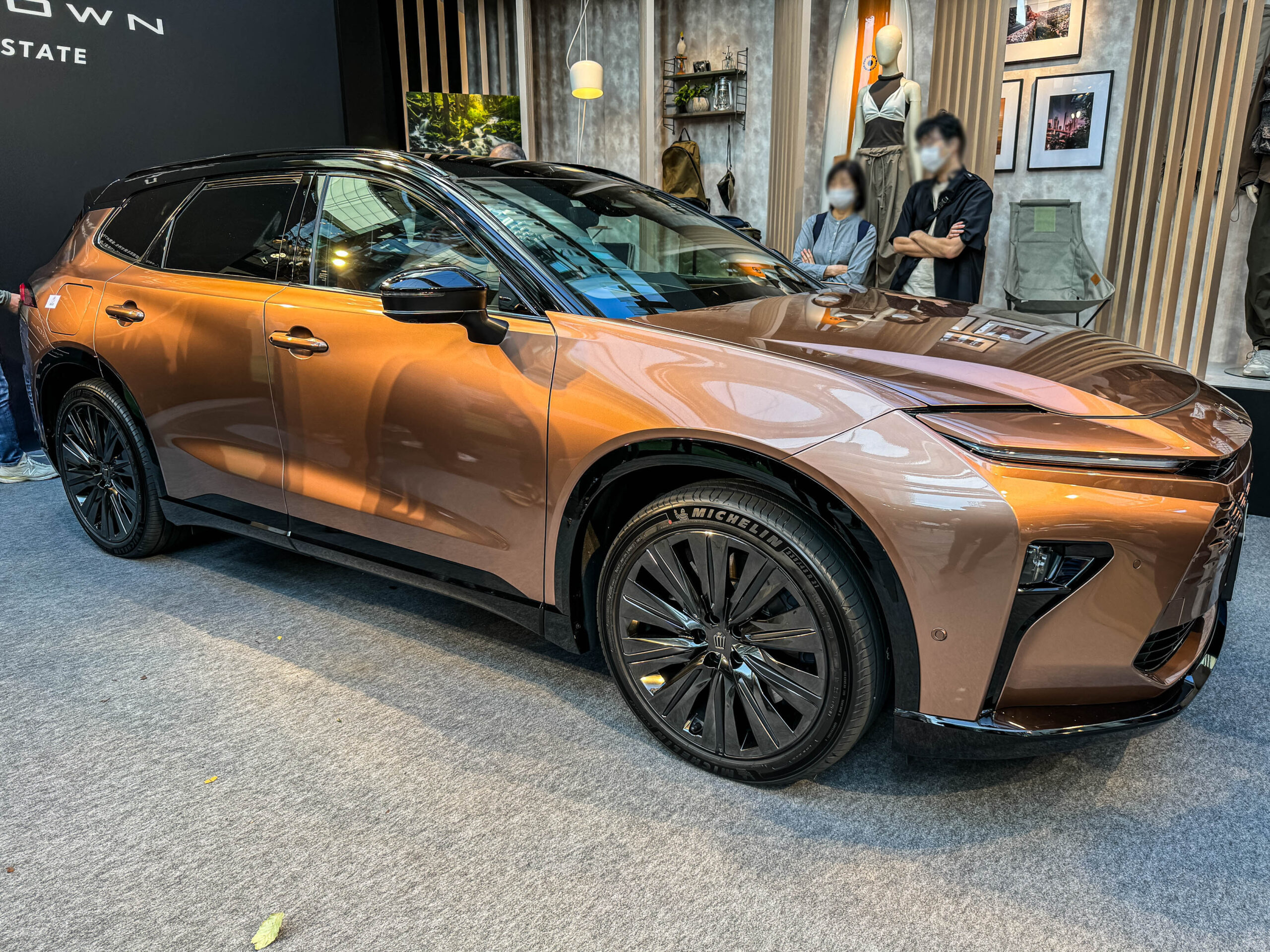 PHEVモノトーン クラウンエステート カラーサンプル 新型3/14発売ブロンズ 現車確認】クラウンエステート外観レビュー!発売は2023年度内