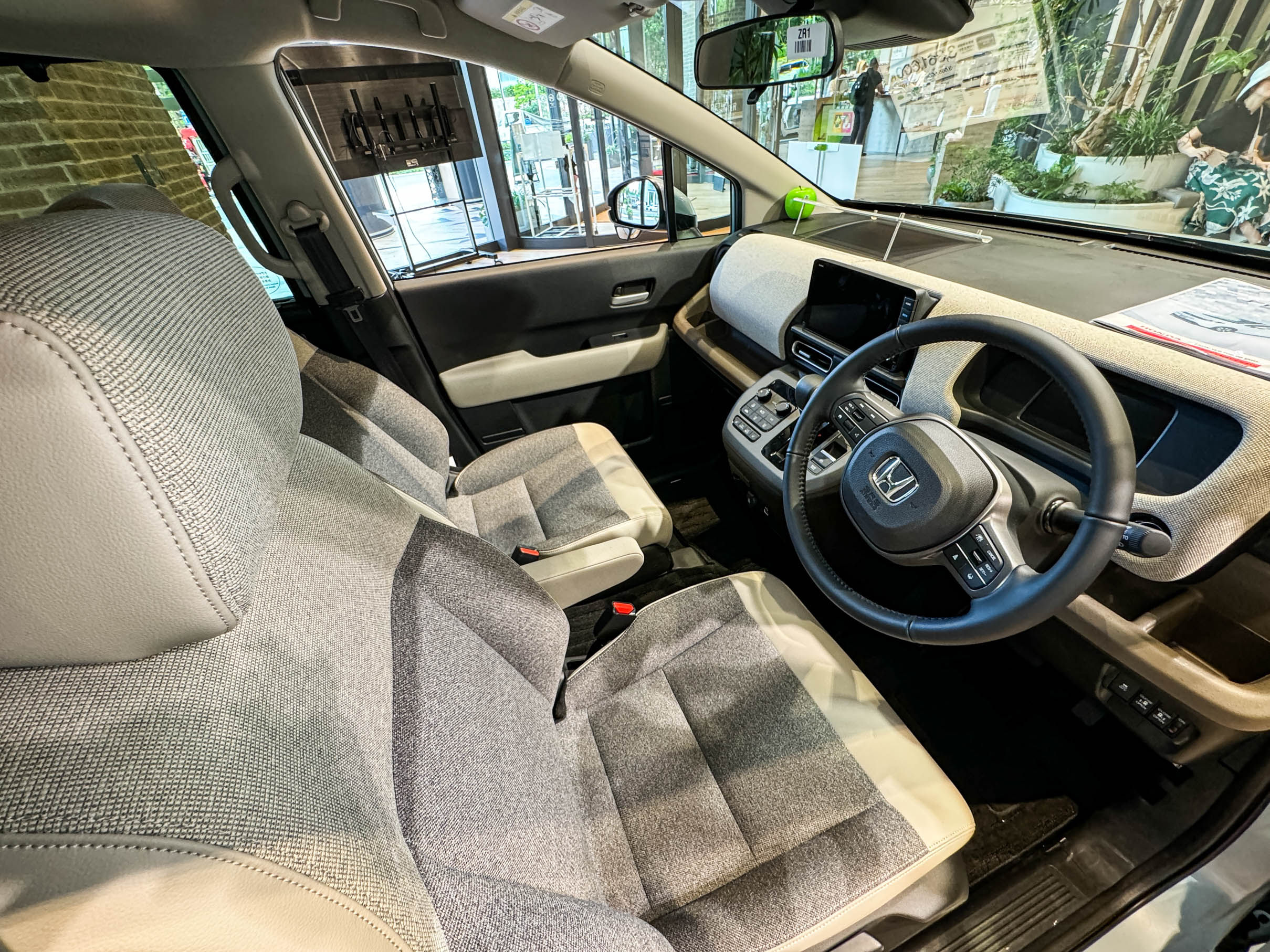 内装編】新型フリード AIR EXの運転席と2列目キャプテンシートを