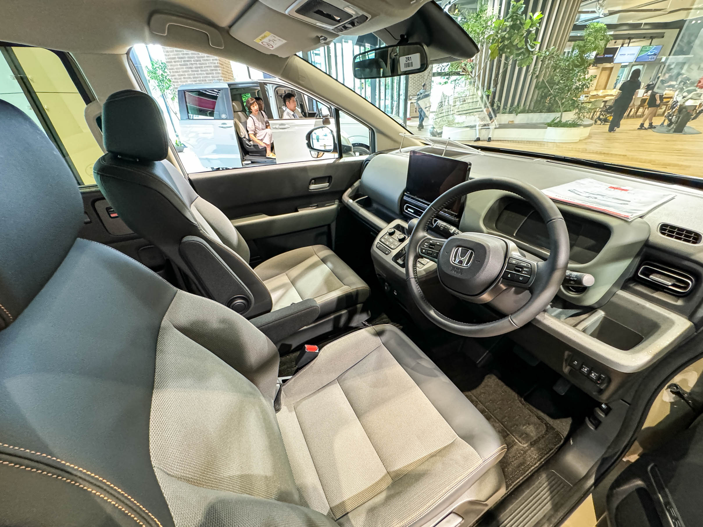 内装編】新型フリード クロスター(e:HEV 5人乗り)の収納たっぷり運転席