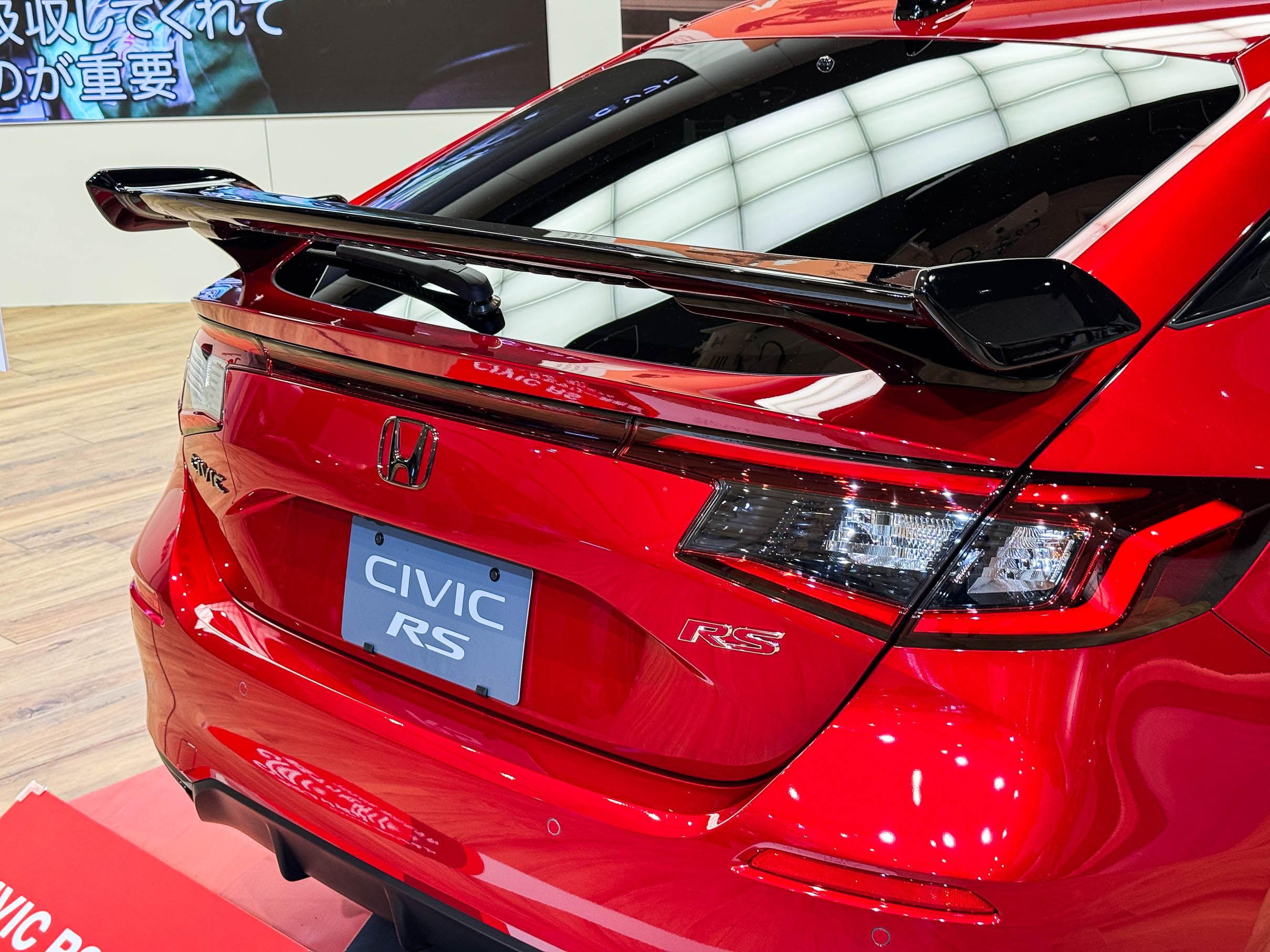 現物写真】シビックRSの新型ウイング「テールゲートスポイラー」を