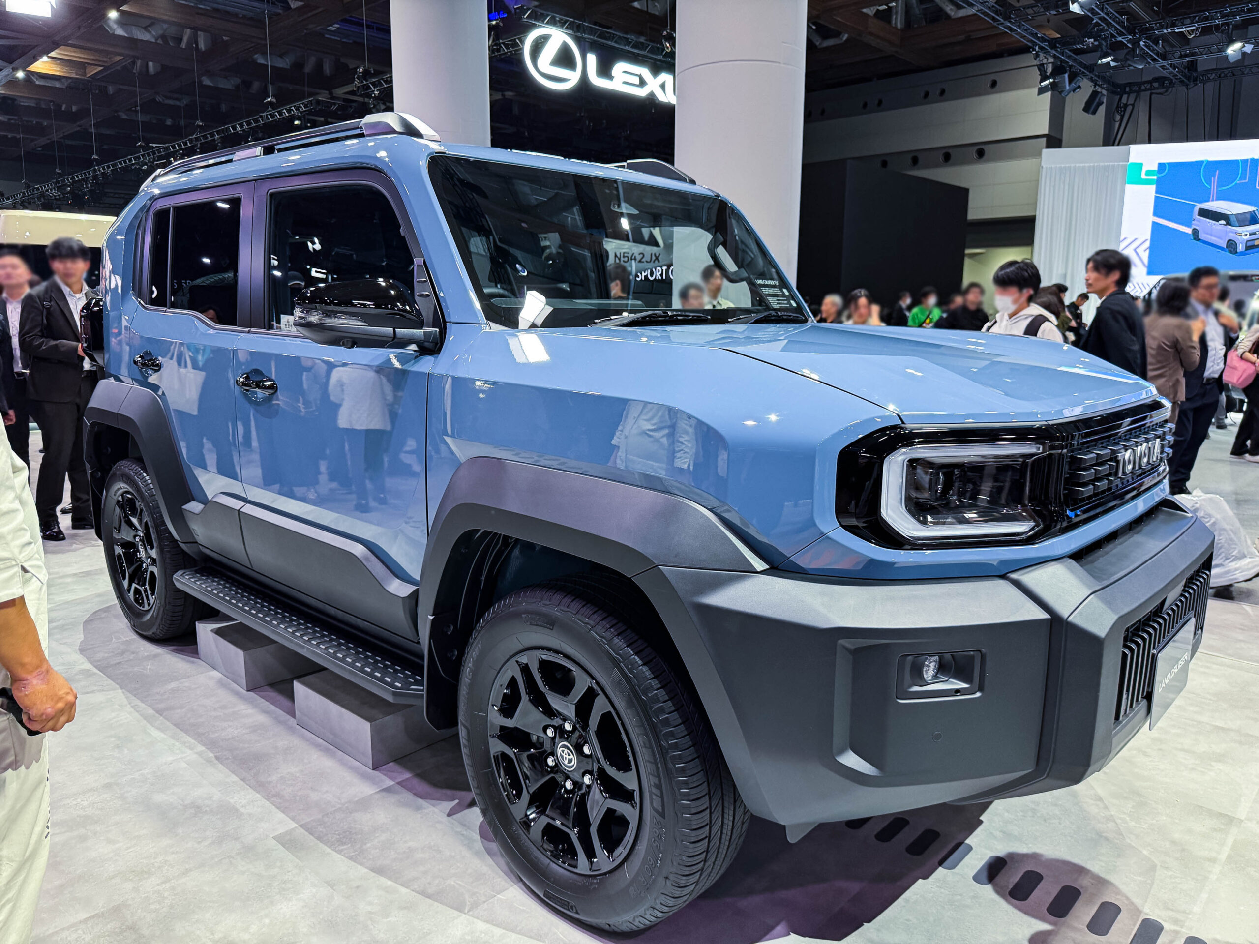 現車実写レビュー】新型ランドクルーザーFJ 外装を徹底チェック｜角目